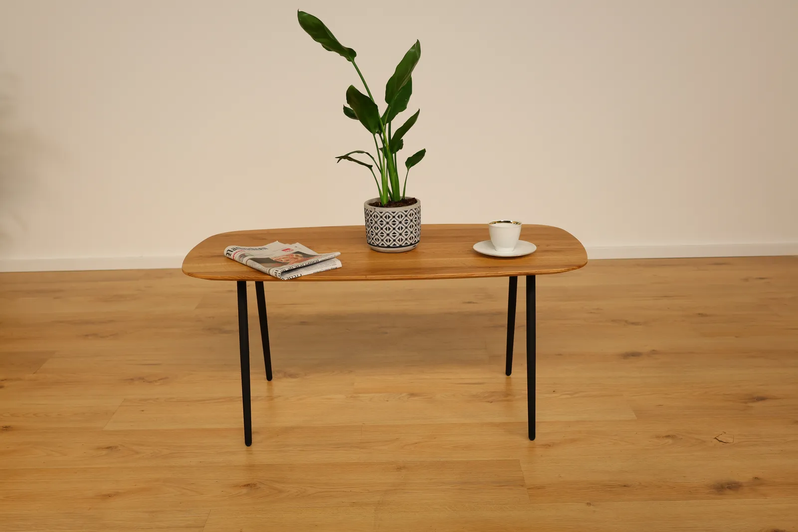 The Oslo Couchtisch aus Eiche mit konischen Beinen